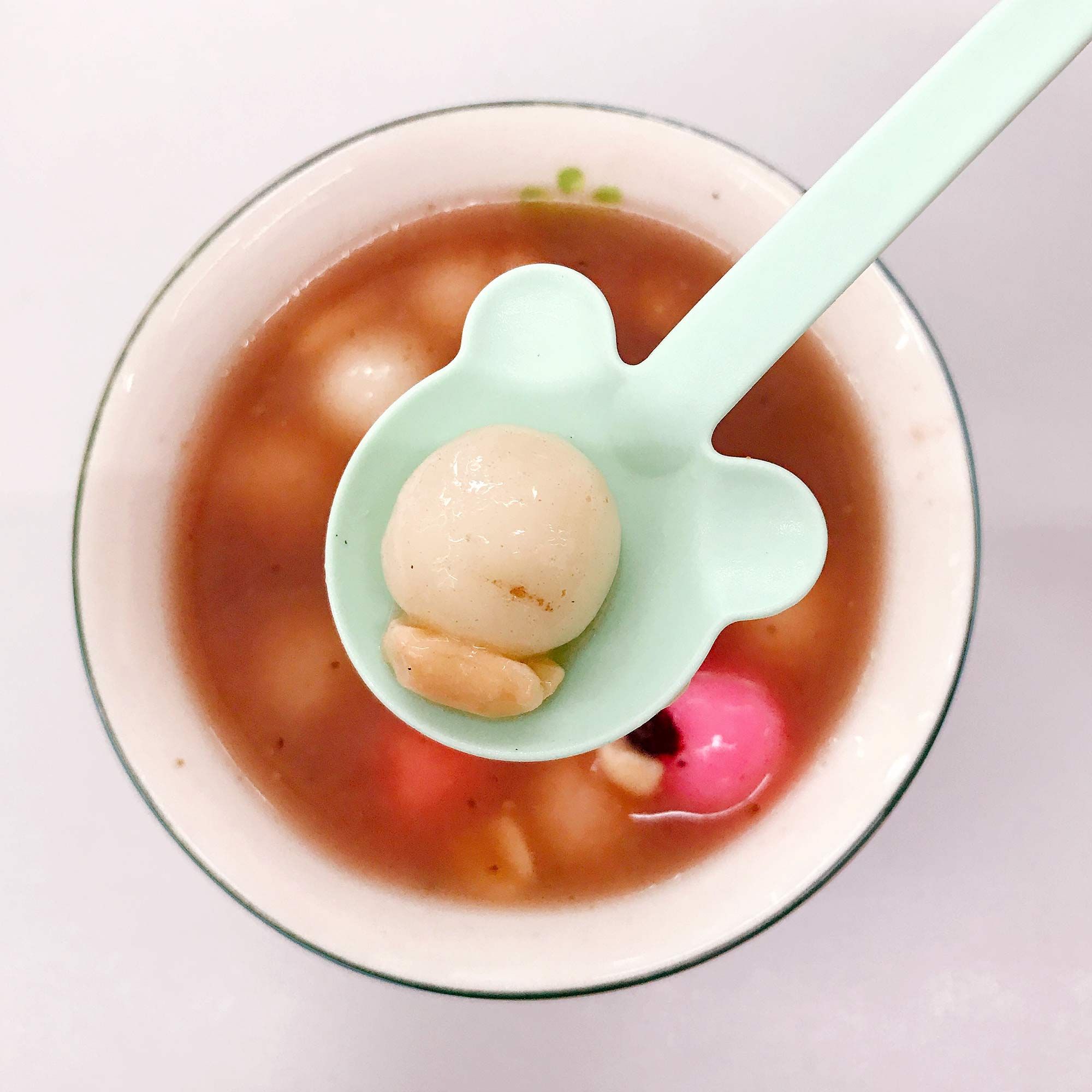 Heat-resistant bear-shaped spoon suitable for hot porridge, hot soup, braised rice, and other high-temperature dishes.