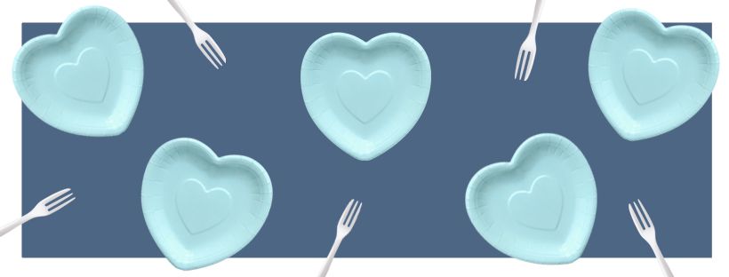 Plato de pastel azul bebé y tenedor para pastel