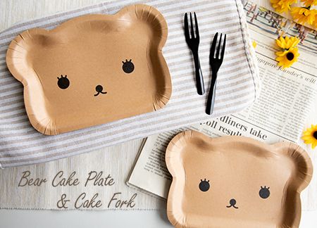 小熊造型蛋糕盤叉組擁有超可愛的外型，是寶貝們生日會上不可或缺的小小裝飾品之一！