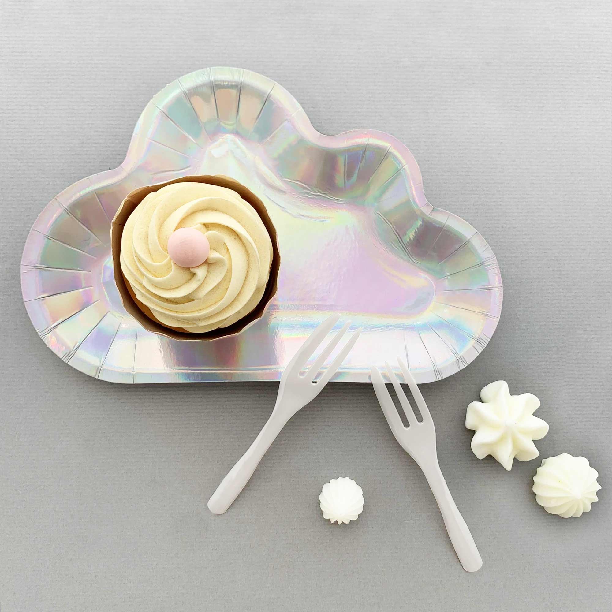 Set piring dan garpu kek berbentuk awan berkilauan adalah sempurna untuk parti ulang tahun bertema langit. Mencerahkan meja makan anda dengan piring awan yang berkilauan dan tambahkan sentuhan sinar kepada perayaan anda!