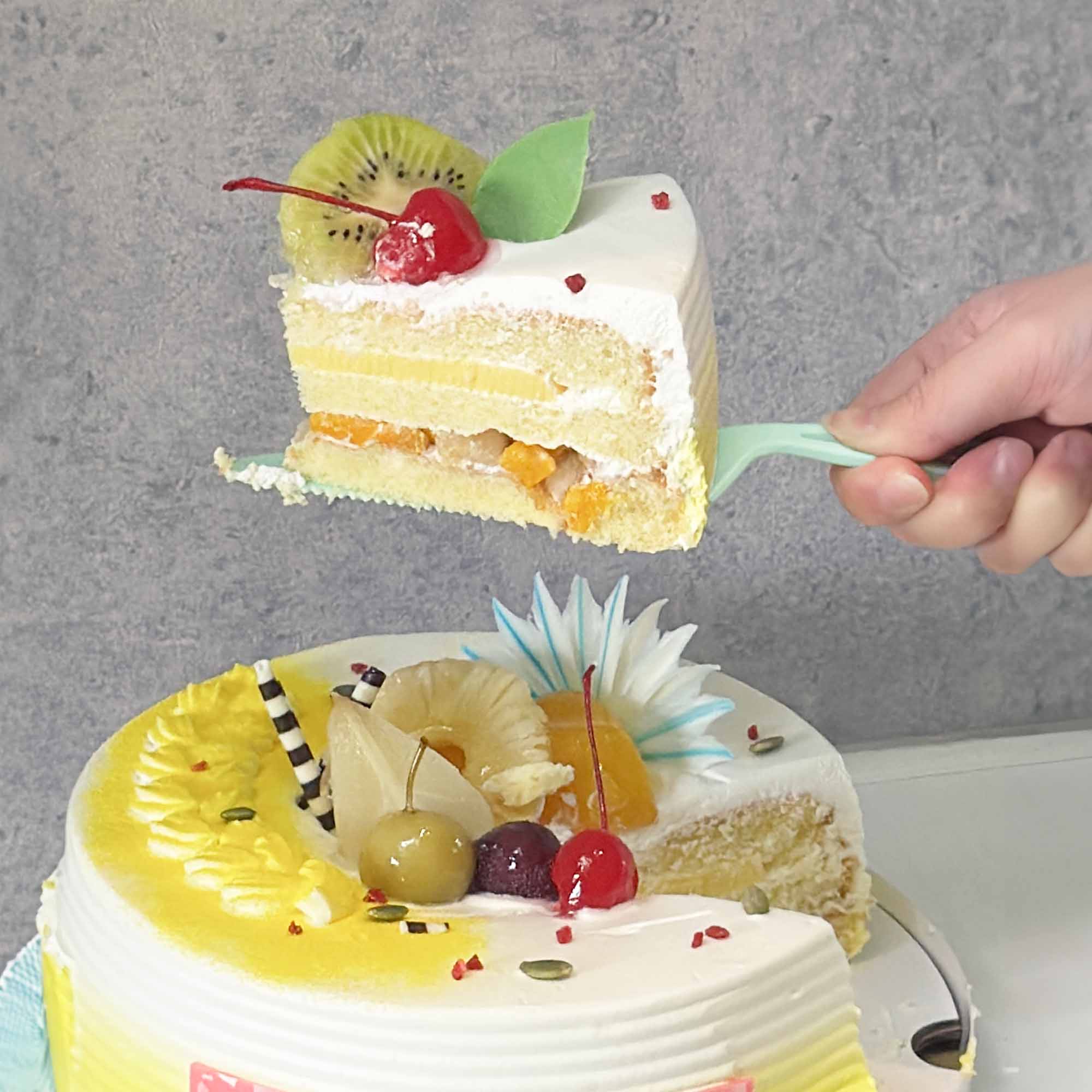 彩色三角切托刀搭配聖誕節蛋糕禮盒 彩色三角切托刀搭配聖誕節蛋糕禮盒,蛋糕切面完整