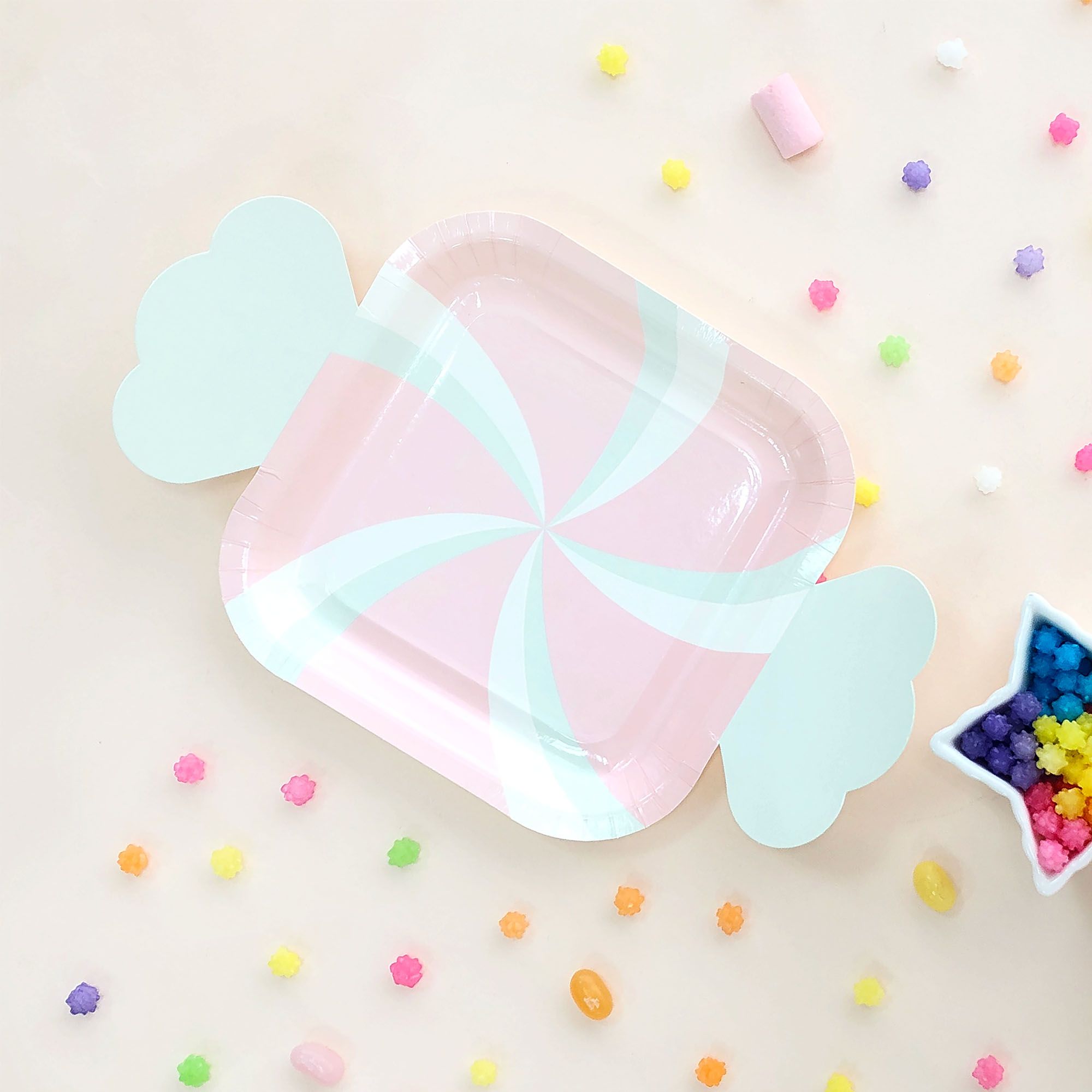 卡通造型糖果盤叉組適合使用在孩子們的生日派對，為派對桌添加更多童趣氛圍