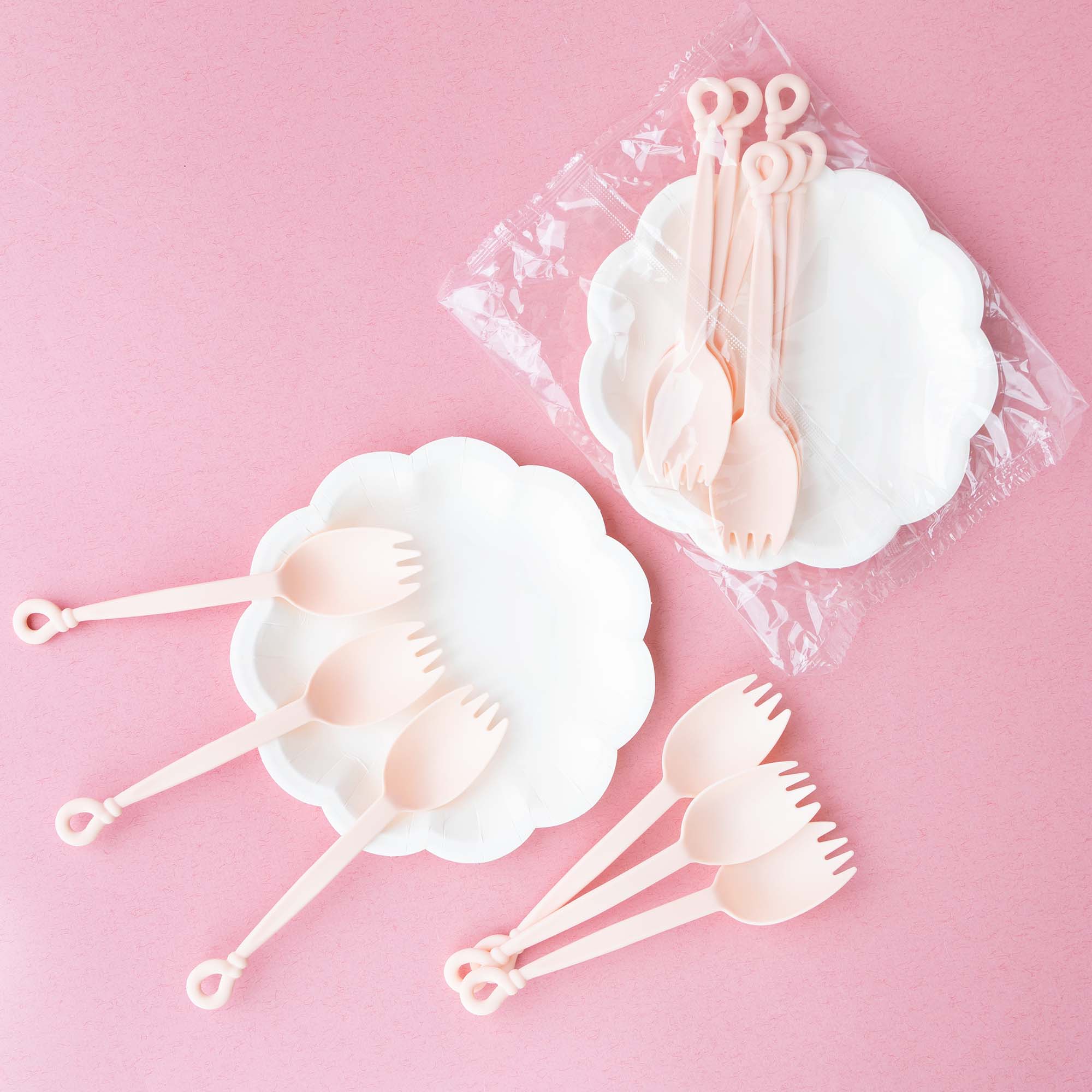 white flower cake paper plates with circle-shaped sporks