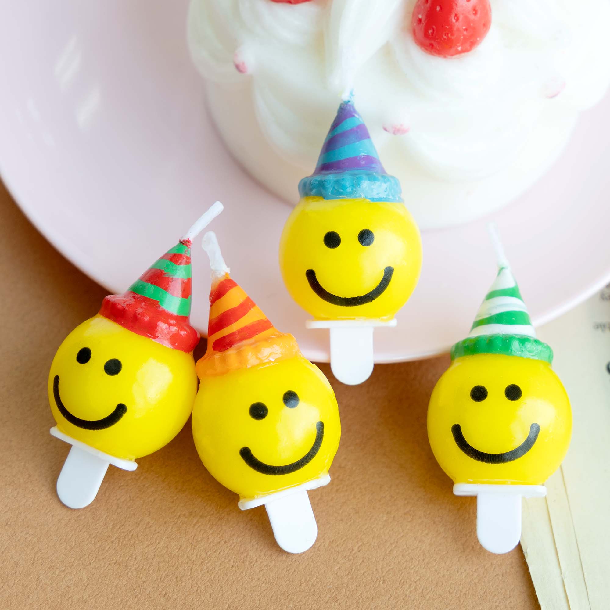 Lilin senyuman dengan topi ulang tahun, sentiasa bersedia untuk menghadiri parti!