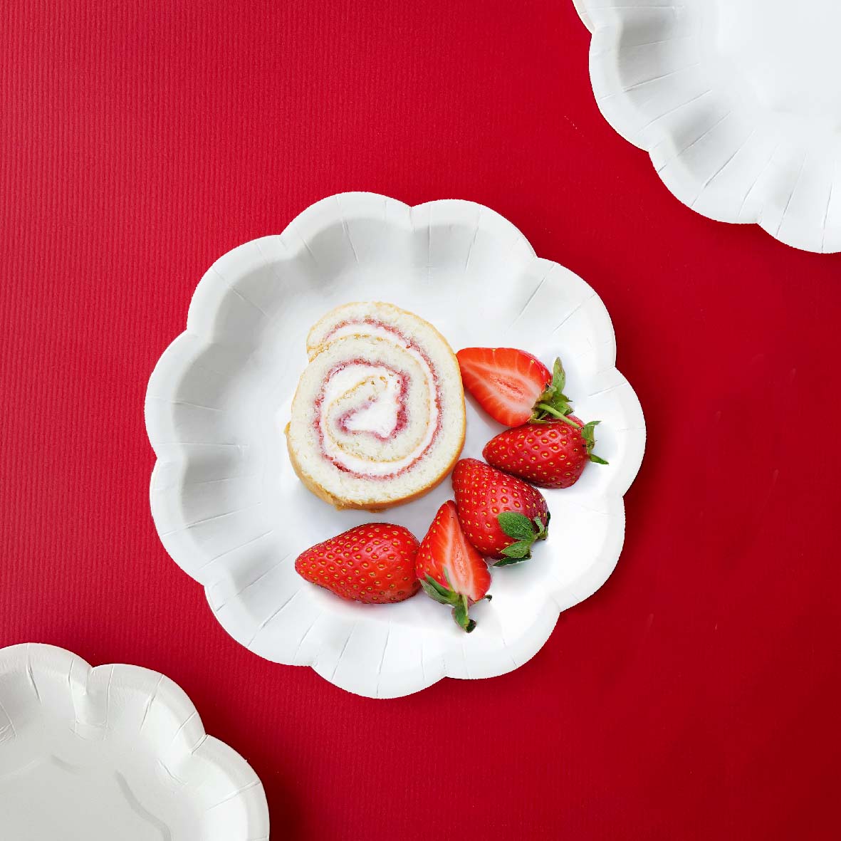 シンプルな色合いのプレート、適度な余白でデザート自体が画面の焦点になります。